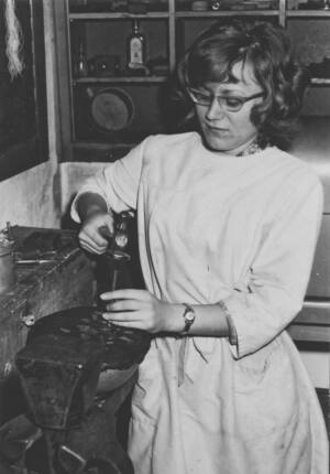 Franziska lernt das Ziselieren