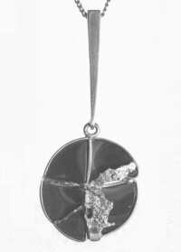 Zerbrochener Malachit mit Goldst&auml;ben