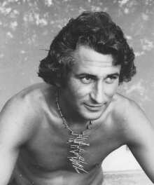 Mann mit Schmuck