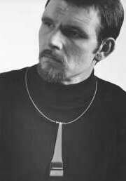 Noch ein Mann mit Schmuck